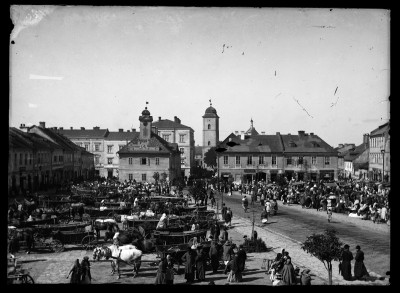 GFK-1-1004 Rzeszowski rynek w dzień targowy z budynkiem ratus GFK-1-1004.jpg