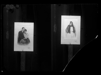 Reprodukcje dwóch fotografii z Zakładu fotograficznego E. Janusz. Na fotografii po lewej - Maria i Augustyn Urban, po prawej Helena Janusz 