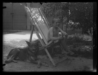 Chłopiec z psem w ogrodzie kamienicy Januszów przy ul. Poniatowskiego w Rzeszowie