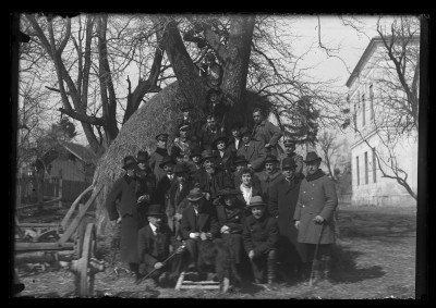 Portret grupowy w plenerze. U góry trzecia od lewej stoi Maria Urban