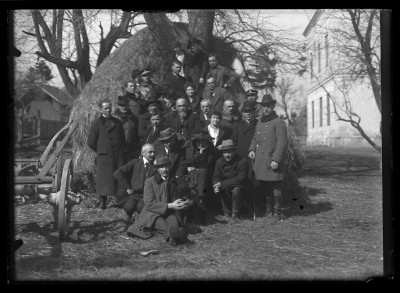 Portret grupowy w plenerze. Na dole siedzi Augustyn Urban z psem