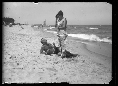 GFK-1-583 Znajomi Heleny i Tadeusza Staniszów na plaży nad B GFK-1-583.jpg
