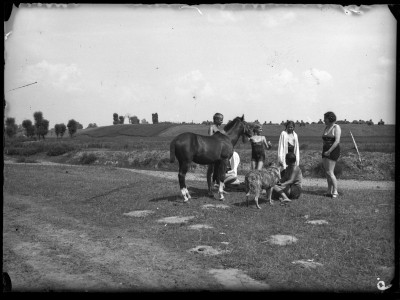 Rodzina Januszów wypoczywająca nad rzeką. Od prawej: Helena Janusz, Krystyna Urban, Irena Elgas, Marian Elgas