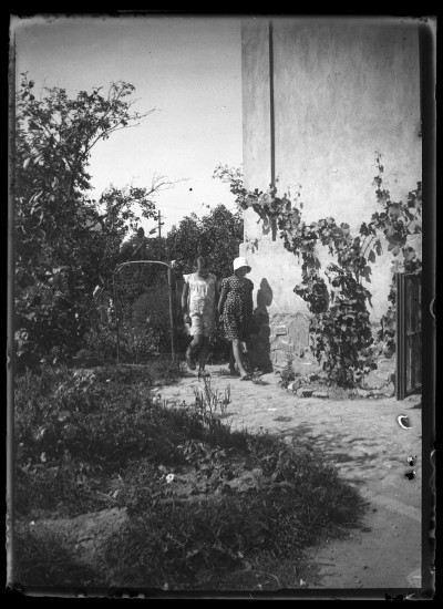 Krystyna Urban (z lewej) i Irena Elgas w ogrodzie domu Januszów przy ulicy Poniatowskiego w Rzeszowie