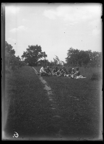 Grupa ludzi w plenerze. Druga od prawej Irena Elgas, trzecia - Krystyna Urban, piąta - Helena Janusz, szósta - Maria Urban