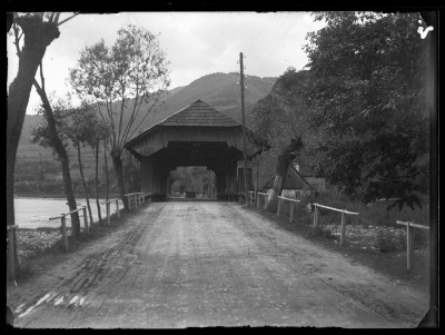 Most "na Piaskach" na drodze ze Szczawnicy do Krościenka nad Dunajcem. Most został zbudowany w latach 1871–1872, uległ zniszczeniu podczas powodzi w lipcu 1934 r.
