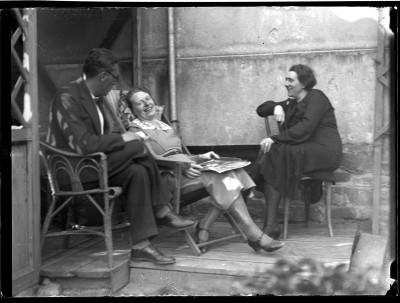 Dorota Elgas (z prawej) i Maria Pattek przed domem Januszów przy ul. Poniatowskiego w Rzeszowie