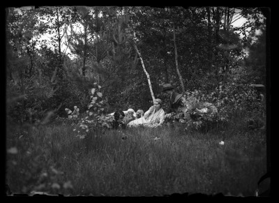 Grupa ludzi odpoczywająca na polanie. Od lewej: Helena Janusz, Irena Elgas, Fryderyk Janusz i Maria Pattek