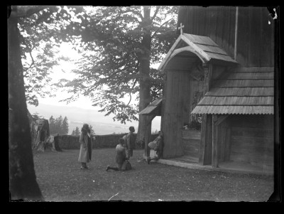 Grupa ludzi modlących się przed kapliczką kościoła św. Krzyża na Obidowej w Chabówce