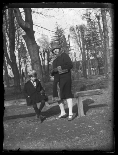 Helena Janusz z siostrzenicą Ireną Elgas w Ogrodzie Miejskim przy ulicy gen. Dąbrowskiego w Rzeszowie