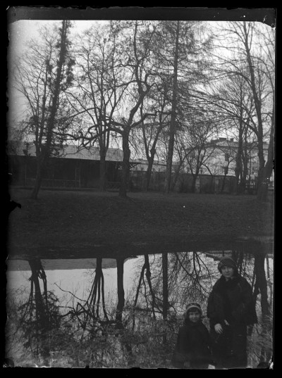 Helena Janusz z siostrzenicą Krystyną Urban w Ogrodzie Miejskim przy ulicy gen. Dąbrowskiego w Rzeszowie