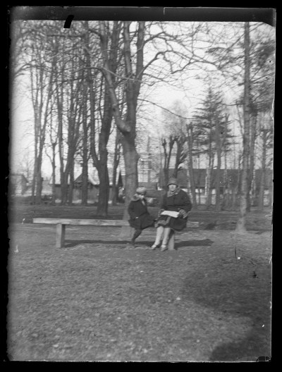 Helena Janusz z siostrzenicą Ireną Elgas w Ogrodzie Miejskim przy ulicy gen. Dąbrowskiego w Rzeszowie