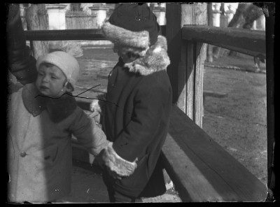 Krystyna Urban i Irena Elgas w okolicach Alei Pod Kasztanami w Rzeszowie. W tle widoczne ogrodzenie Letniego Pałacyku Lubomirskich