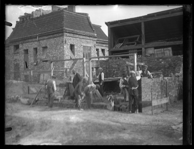 Budowa kamienicy przy ulicy Poniatowskiego w Rzeszowie. Po lewej stronie willa inż. Józefa Królikowskiego przy ul. Jagiellońskiej 30