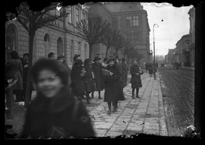 Uczennice przed Szkołą Wydziałową Żeńską im. Scholastyki przy ul. Sandomierskiej 11 w Rzeszowie