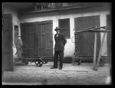 Mężczyzna na podwórku kamienicy nr 18 przy ulicy Grunwaldzkiej w Rzeszowie