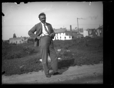 Fryderyk Janusz przy ul. Poniatowskiego w Rzeszowie. W tle budynek gwoździarni Lichta-Lezera