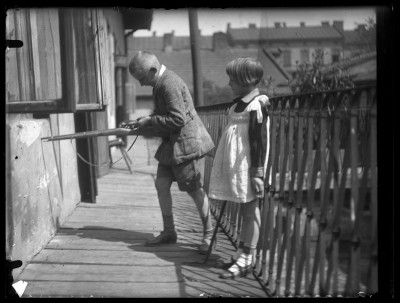 Marian Elgas z siostrą Ireną na balkonie kamienicy nr 18 przy ulicy Grunwaldzkiej w Rzeszowie