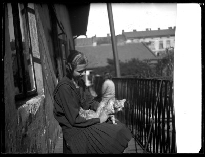 Dziewczyna z kotami na balkonie kamienicy nr 18 przy ulicy Grunwaldzkiej w Rzeszowie