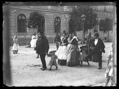 Spacer po ul. Sandomierskiej w Rzeszowie. Mężczyzna po lewej trzyma za rękę Fryderyka Janusza. Za nimi z lewej: Leopoldyna Janusz, z prawej córka Leopoldyny - Dorota