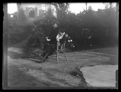 Dorota Elgas z synem Marianem w ogrodzie domu Januszów przy ulicy Poniatowskiego w Rzeszowie