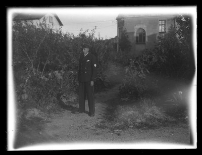 Marian Elgas w ogrodzie domu Januszów przy ulicy Poniatowskiego w Rzeszowie