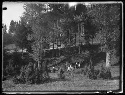 Turyści na polanie, w grupie są m.in. Krystyna Urban, Dorota i Marian Elgas