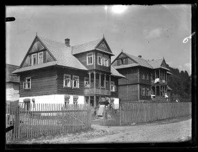 Wille wypoczynkowe w miejscowości uzdrowiskowej. Na balkowie jednej z nich stoją: Dorota i Irena Elgas oraz Krystyna Urban