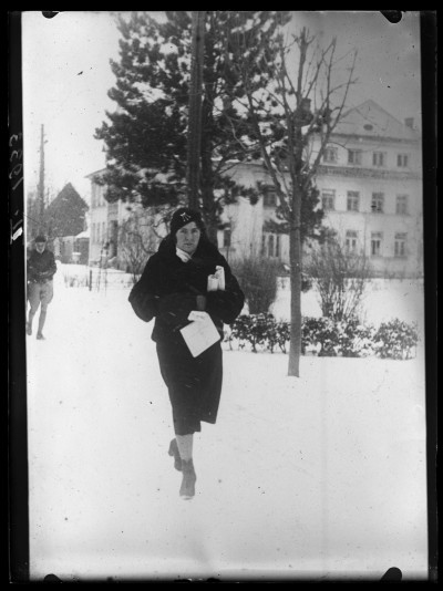 GFK-1-666 Helena Stanisz idąca zaśnieżoną drogą GFK-1-666.jpg