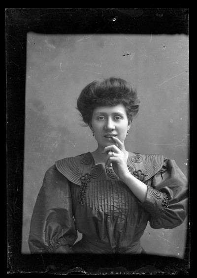 GFK-1-686 Portret Doroty Janusz w atelier GFK-1-686.jpg