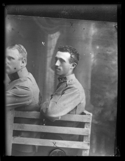 GFK-1-751 Portret żołnierzy w atelier - reprodukcja GFK-1-751.jpg