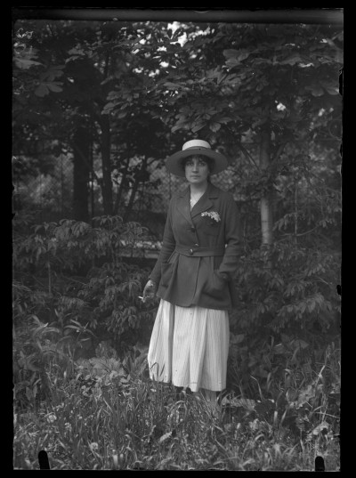 GFK-1-761 Portret kobiety w plenerze GFK-1-761.jpg