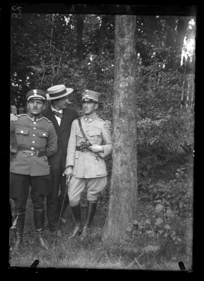 GFK-1-835 Fryderyk Janusz (w środku) ze znajomymi w mundurac GFK-1-835.jpg