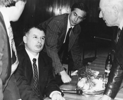 GFK-22-67 Zebranie  polityków. Siedzi Jarosław Kaczyński GFK-22-67.jpg