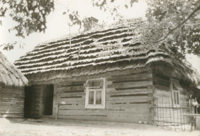 GFK-22-86 Drewniany dom ze strzechą w kolbuszowskim Skanseni GFK-22-86.jpg