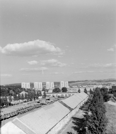 Widok na jednostkę wojskową przy ul. gen. Mariana Langiewicza, z IV piętra mieszkania Listwana w bloku przy ul. Anieli Krzywoń w Rzeszowie, obecnie ul. prof. Ludwika Chmaja. W tle wieżowce przy ul. Teofila Lenartowicza