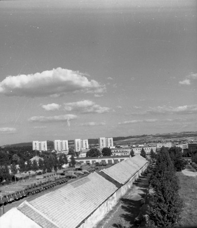 Widok na jednostkę wojskową przy ul. gen. Mariana Langiewicza, z IV piętra mieszkania Listwana w bloku przy ul. Anieli Krzywoń w Rzeszowie, obecnie ul. prof. Ludwika Chmaja. W tle wieżowce przy ul. Teofila Lenartowicza