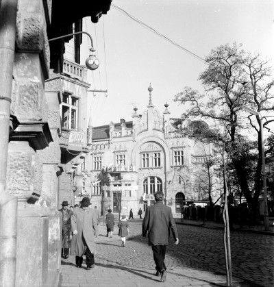 Widok na Bank BKO BP od ul. gen. Karola Świerczewskiego, obecnie ul. Zamkowa