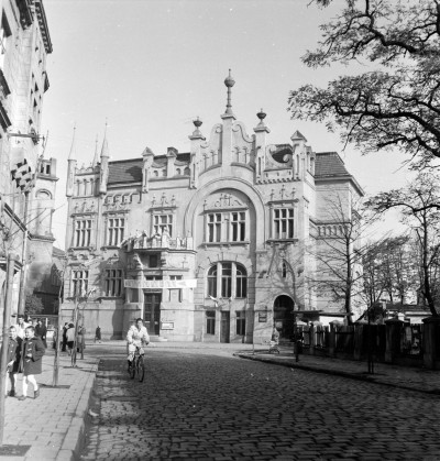 Widok na Bank BKO BP od ulicy gen. Karola Świerczewskiego, obecna ulica Zamkowa