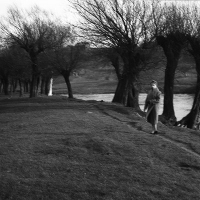 Portret kobiety nad Wisłokiem, okolice Kopca Konfederatów Barskich w Rzeszowie