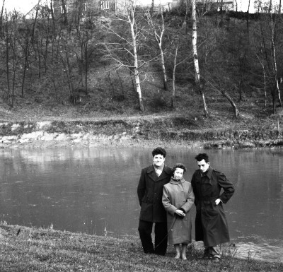 Trzy osoby nad Wisłokiem w Rzeszowie. Od lewej: Roman Konieczkowski, NN, Andrzej Listwan, okolice Kopca Konfederatów Barskich 