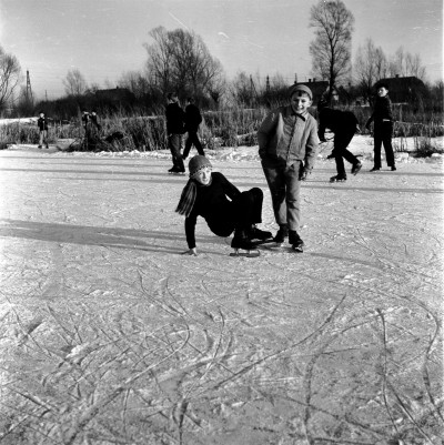 Dzieci na gliniankach, tzw. stawy Czyża, w Zwięczycy. Widok od strony cmentarza w Zwięczycy 