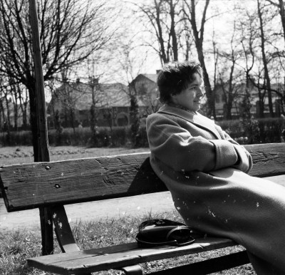 Kobieta w parku im. Ludwika Waryńskiego przy ul. gen. Jarosława Dąbrowskiego w Rzeszowie