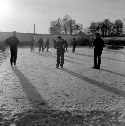 Dzieci na gliniankach, tzw. stawy Czyża, w Zwięczycy. W tle cmentarz 