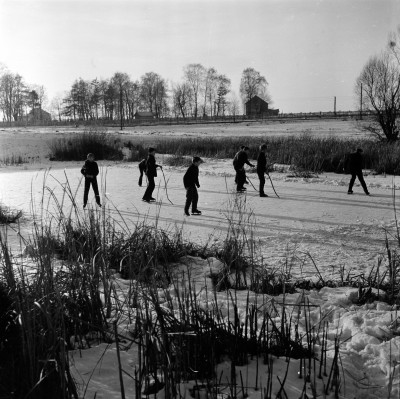 Dzieci na gliniankach, tzw. stawy Czyża, w Zwięczycy. W tle cmentarz i tor kolejowy prowadzący do Wytwórni Sprzętu Komunikacyjnego