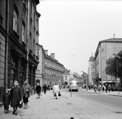 Ulica 3 Maja w Rzeszowie. Po prawej kawiarnia "Kosmos", w tle wieża Farna