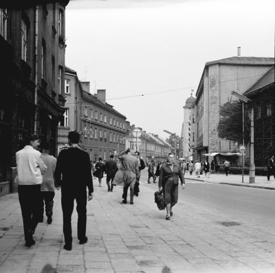 Ulica 3 Maja w Rzeszowie. Po prawej kawiarnia "Kosmos", w tle wieża Farna