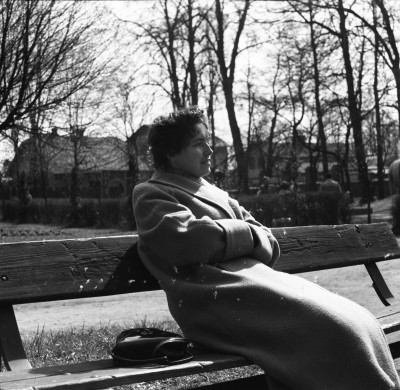 Kobieta w parku im. Ludwika Waryńskiego przy ul. gen. Jarosława Dąbrowskiego w Rzeszowie