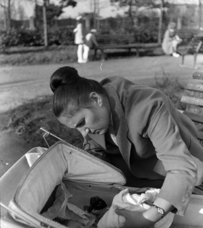 Matka karmiąca dziecko w parku im. Ludwika Waryńskiego przy ul. gen. Jarosława Dąbrowskiego w Rzeszowie