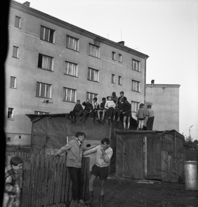Dzieci bawiące się na podwórku za domem państwa Hulów, gdzie ożenił się żużlowiec i trener Józef Batko (20.03.1940-31.10.2018) przy ul. Wincentego Pstrowskiego w Rzeszowie, obecnie ul. Dominikańska. Po lewej blok nr 10 za nim nr 8 przy obecnej ul. Dominikańskiej